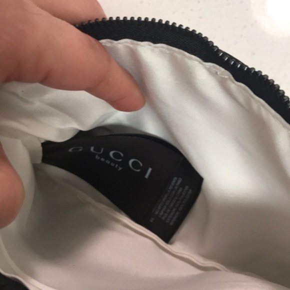 LAST CHANCE✨ Gucci Beauty Satin Mini Pouch - Picture 2 of 3